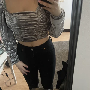 Glansig topp - Knappt använd, extremt skön, perfekt för nyår. Glömt storleken men tror antingen S eller M. Eller 36-38