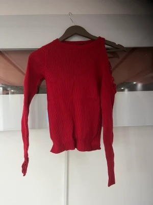 fin tröja storlek xs-s - mycket fin tröja på! har öppningar på bege sidorna 