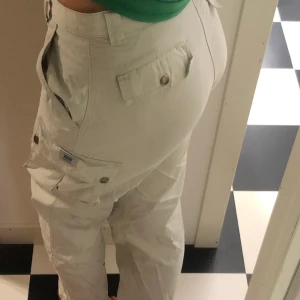 Thrifted cargopants - Ljusgrå och ursnygga! Aldrig använda ute, hittades på second hand i Sthlm. Storlek oklar men S/M. Skriv för mått! 200 inkl frakt