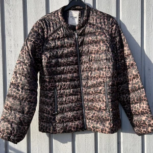 Vindjacka ifrån Pimkie  - Säljer Leo vindjacka ifrån Pimkie 🐆