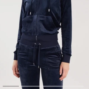 Juicy byxor  - Hej säljer mina mörkblå juicy byxor Säljer dom då jag inte har så mycket användning till dom då jag använder jeans mer. Använda Max 1 gång. Köparen står för frakten! 