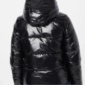 Calvin klein jacka - Säljer min fina jättesköna vinterjacka från calvin klein Endast använd under december månad ❣️ Är 164 och bär storlek s. Nypris 2195kr  JACKAN ÄR EJ SÅLD