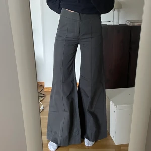 Kostymbyxor Filippa K - Kostymbyxor utsvängda i mörkgrå färg. Knappt använda. I storlek XXS men passar även mig som är xs/s