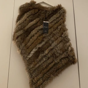 Hollies - Äkta päls hollies poncho, aldrig använd, taggen finns kvar! Det är onesize men passar mest skulle jag säga xs- s-m