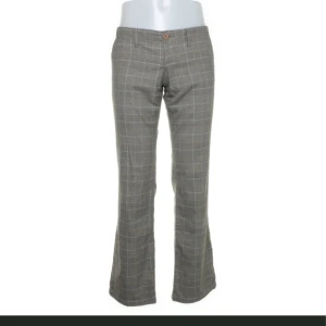 Lågmidjade kostymbyxor  - Lågmidjade bootcut kostymbyxor stl 31 och tror längd 32, passar mig som är 168 dock förstora i midjan därför säljs de 