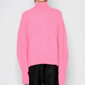 Stickad tröja från LXA (Linn Ahlborgs märke). Superfin rosa färg, färgen framgår inte riktigt på mina bilder, utan färgen är som på bilden från hemsidan. Storlek s men är oversized. Hör av dig om du har frågor eller funderingar. 😊💕