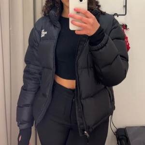 The north face jacka  - Säljer min svarta the north face jacka i st M, men skulle säga att den sitter mer som en st S 😇 Kan skickas fler bilder på jackan om de önskas! Nypris 2800kr,säljer för 1500kr + frakt