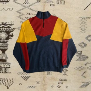 Fleece tjocktröja - Fleece sweater med krage och dragkedja!! mycket fint skick och väldigt varm :)) Storlek S men sitter som L på mig som vanligtvis är S-M! Köpt på Urban Outfitters