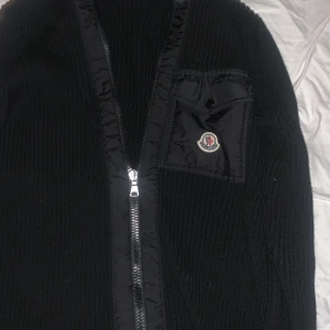 Moncler cargian  - Köpte denna i Paris för några månader sedan och har inte använt den så jag säljer den istället och jag köpte den för 5799 och den är för 14 åringar pris går att snacka om