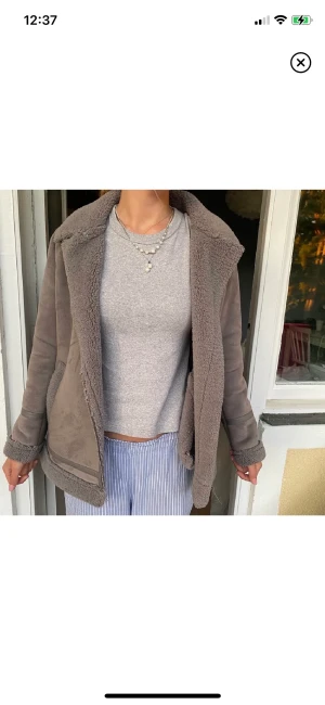 Lurvig höstjacka - Lurvig höstjacka från zaras barnavdelning. Jackan köptes här på plick men var tyvärr förliten för mig så därför väljer jag att sälja den. Två första bilderna är lånade.