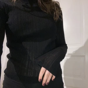 Zara - Ribbad tröja från zara! Aldrig använd av mig så i fint skick ❤️ref. nummer på zaras hemsida är 7901/431