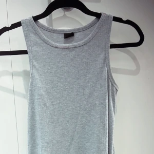 linne  - grå linne har en liten öppning på bege sidorna 