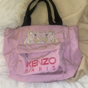 Väska  - Säljer denna väskan från kenzo då jag aldrig använder den. Jätte bra skick och använt väldigt få gånger.  Nypris ca 2500kr (äkta)