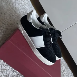 Valentino skor - Svart vita valentino skor i väldigt bra skick