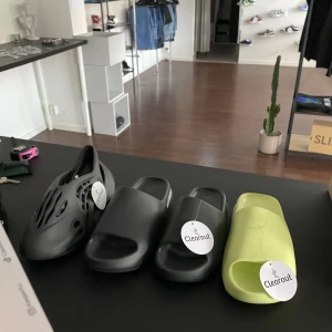 Yeezy Slides - Onyx(svarta) storlek 42 1099kr Glow green storlek 44,5 949kr 