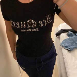 Juicy couture  - Jöttefin juicy t-suger till salu. Sitter väldigt fint och är lite kortare i modellen. Använd sparsamt. Nypris 399💕