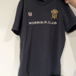 morris T-shirt - mörkblå morris t-shirt i stl M i jätte fint skick!🥰❤️