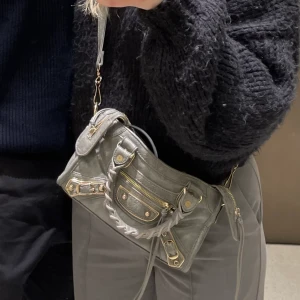 Balenciaga likande väska  - Säljer min grå balenciaga likande väska, köpt här på Plick för 900kr. Den är i bra skick💕frakt 66  