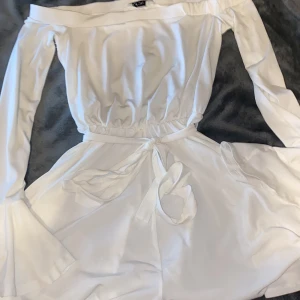 Klänning - Säljer en shortsklänning från Nelly storlek xs som är oanvänd(endast testad)jag säljer den för att jag tycker att den inte sitter bra på mig. För mer information eller bilder skicka ett dm!