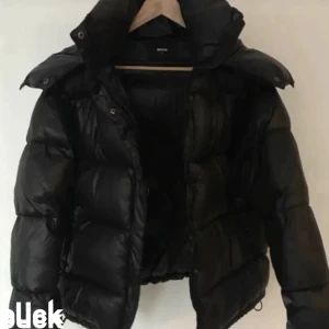 Vinterjacka  - Trendig jacka från Bikbok💘 tyvärr är luvan borta, men annars är den jättefin! Säljer då jag inte använder den längre! Tråden som sitter i spännet som man drar åt jackan med är lite trasigt men det går fortfarande att dra åt! Bomullen är något ojämn 💘 