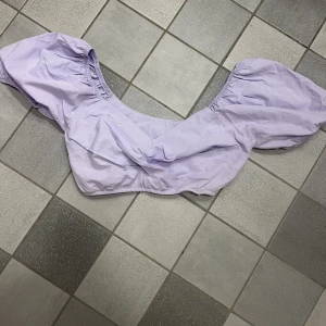 Superfin magtröja stl 36 - Jättefin topp med puffiga armar i fin ljuslila färg stl 36 från Nelly. 