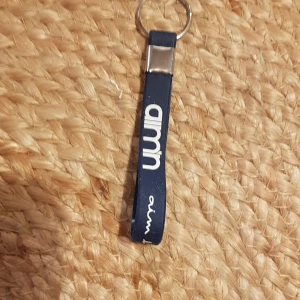 Aim'n nyckelrinh i gummi. Ny. - Snygg o praktisk nyckelring från Aim'n. Oanvänd.