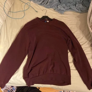 vinröd sweatshirt - En vinröd sweatshirt från HM i storlek S. Jättefint skick men kommer inte till användning… 