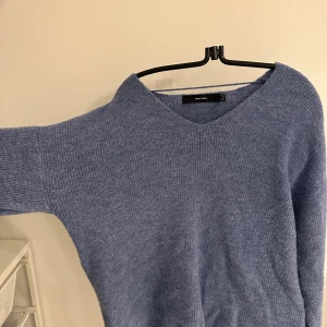 Blå stickad tröja - Blå stickad tröja från Vero Moda, använt max 4 gånger. Storlek S men skulle säga att de är S/M💖 