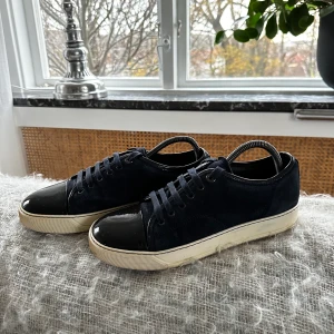 Lanvin - Säljer ett par fina Lanvin. De är i färgen mörkblå. Skick 8/10, nypris 4500kr, mitt pris 1899kr, storlek Uk 5 motsvarar eu 39 men lanvin är stora i storleken och passar 40/40,5