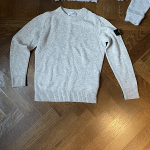 Tröja  - Inga skador, Har används ca 10-20 ggr. Bud mottages 