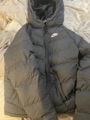 Nike jacka  - Svart vinterjacka från Nike, använd Max 10 gånger. Fint skick 