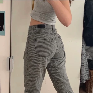 Skitsnygga randiga jeans/byxor strl, 36-38 - Ett par fina randiga byxor som jag köpt här på plick, tyvärr för små för mig! Jag står ej för frakten utan den tillkommer💗