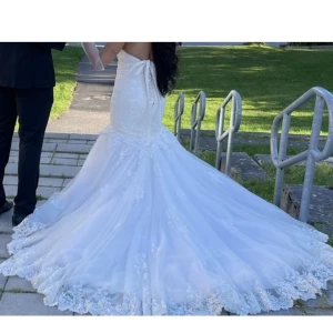 Bröllopsklänning  - Bröllopsklänning som säljes för 4500 kr då jag bara vill bli av med den och den tar utrymme. St 34-38 men kan tänkas passa många storlekar då den har snörning på ryggen så att man kan justera storleken. ”Rosetten” kan visas på olika sätt eller döljas :) 