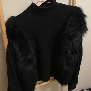 Stickad tröja med pälsdetaljer från Zara, oanvänd. Nypris 399:- säljer för 150:-