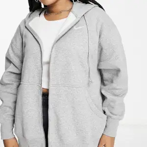 En grå Nike hoodie med dragkedja. Storlek XXL. 