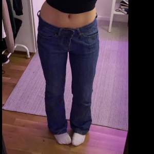 Low waist bootcut jeans från 365 sunshine💅🏻❤️ jag är 170 och brukar ha S/M i jeans!! Jättebra skick