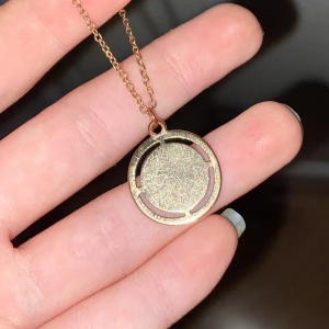 Halsband  - Ett halsband med en ros på, lite guld aktig. Lite rost på rosen men annars är den som ny.