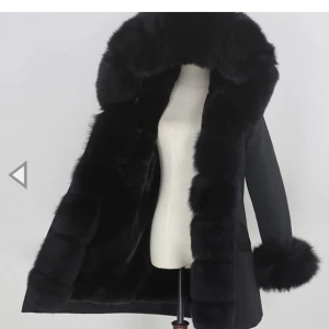 Fatima parka jacka - Använd endast en vinter fint skick storlek S (passar även som M) jätte varm och mysig. Finns snören man kan spänna åt om man vill ha de tajtare. PRIS KAN DISKUTERAS! 💕💕