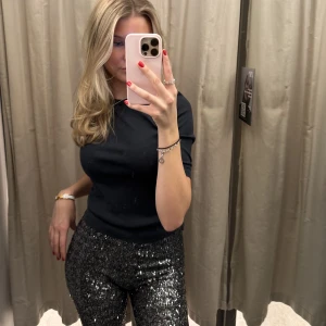 Glitter byxor  - Riktigt festliga byxor med silver svarta paljetter i Xs  ✨