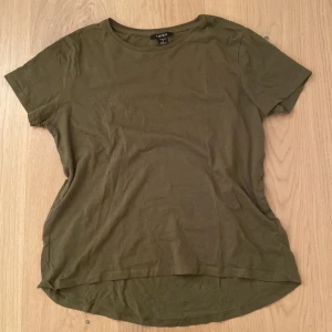 T-shirt grön - Mörk grön T-shirt i bra skick. Inga hål eller fläckar.