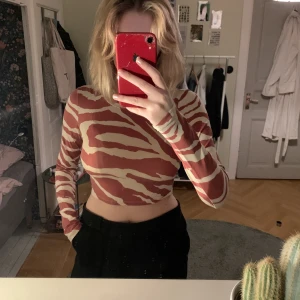 Zebramönstrad topp - Brun/orange/beige zebramönstrad topp från Monki i strl S. Sitter perfekt och är i gott skick. 