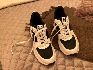 Michael kors skor - Helt  oanvända. Hög klack. Kvitto finns tyvärr ej. Storlek 38