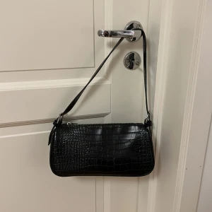 Handväska - Säljer denna handväskan från gina tricot!❤️ använd en gång bara, så bra skick!