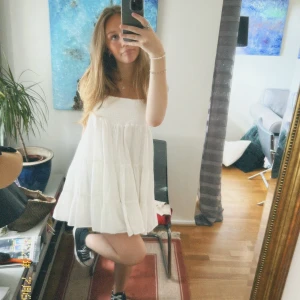 Klämning - En jätte söt linne klänning ifrån zara säljer pågrund av att den är för kort för mig❤️