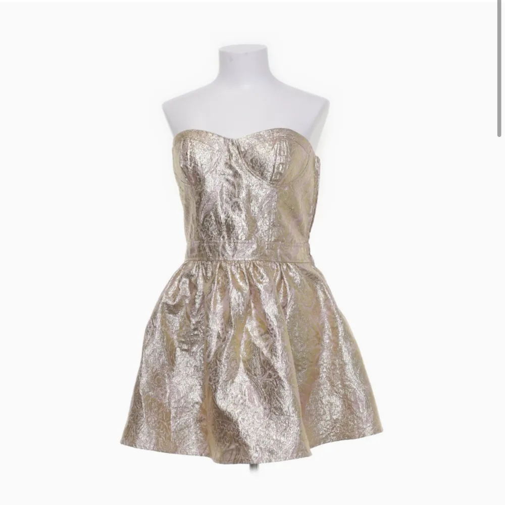 Kort guldig bandeau klänning, köpt på sellply men var fel storlek för mig :/ den är i bra skick!💛. Klänningar.