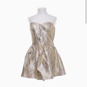 Kort guldig bandeau klänning, köpt på sellply men var fel storlek för mig :/ den är i bra skick!💛