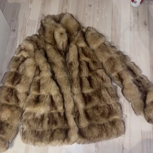Päls Jacka - Fuskpäls i storlek 36