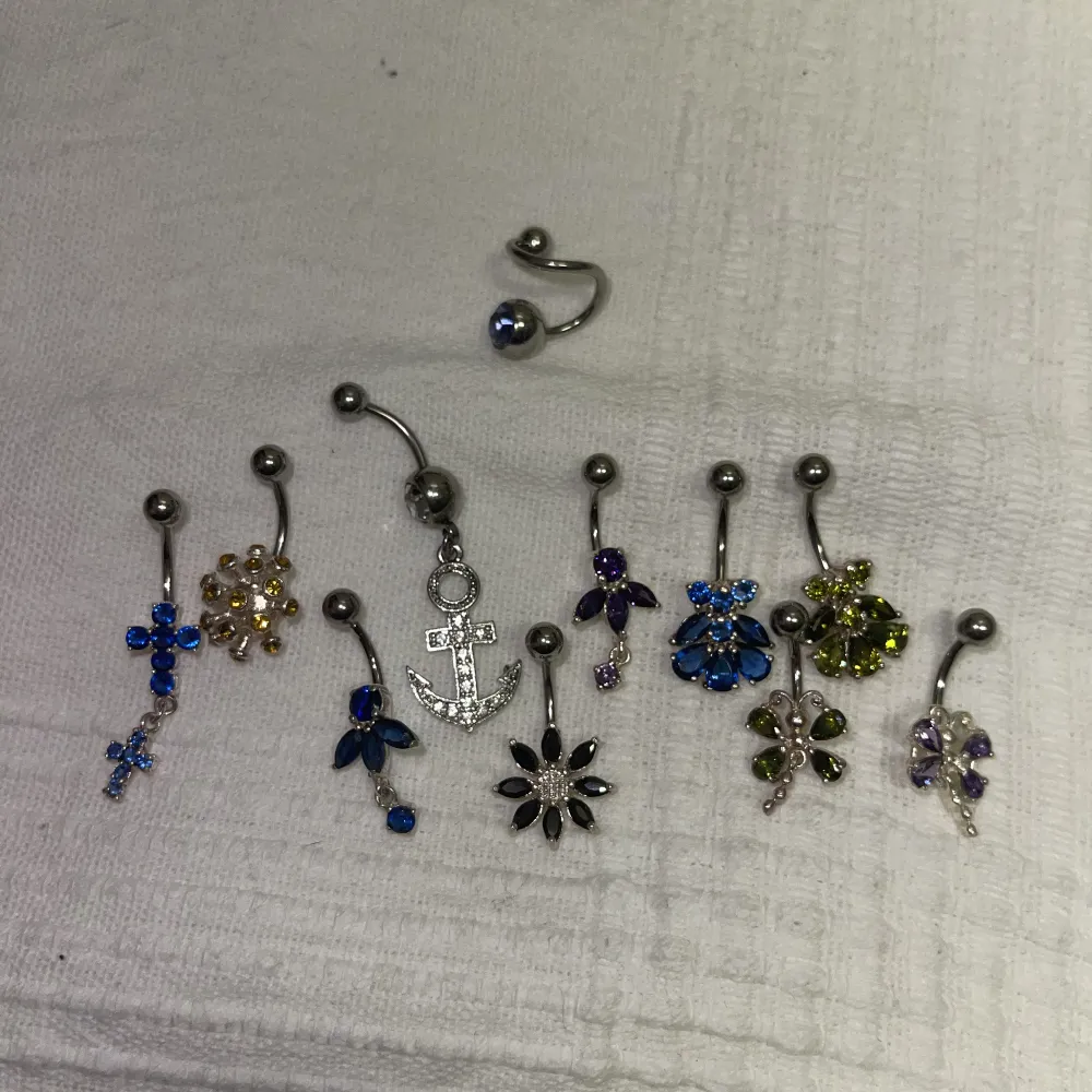 Piercingar i olika modeller. Säljs i 3 pack, välj 3 valfria för totalt 150kr. Be om fler bilder om ni vill. Säljer ej 1 och 1. Minst 3 ❤️. Accessoarer.