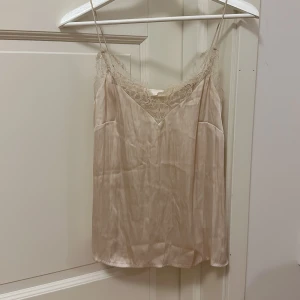 Satintopp i beige - ”Silkes”topp i beige❤️ aldrig använt 