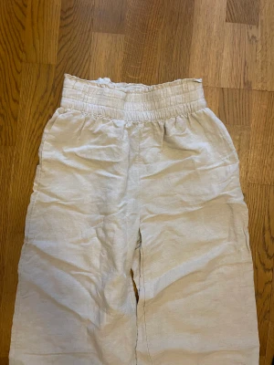 Beiga linnebyxor - Fina raka linnebyxor från HM. Storlek XS.